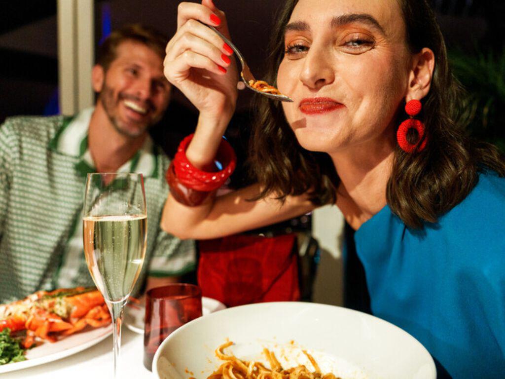 Couple eating in Dubai