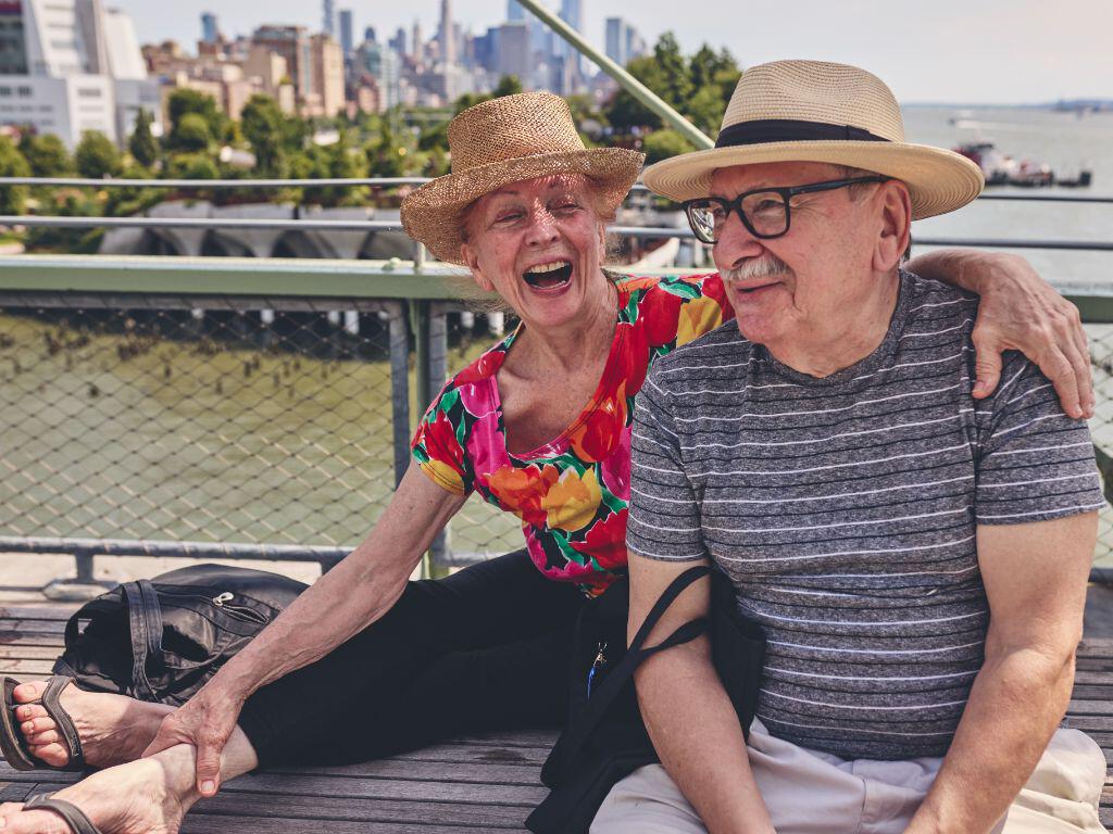 Couple walking in New York in the sun