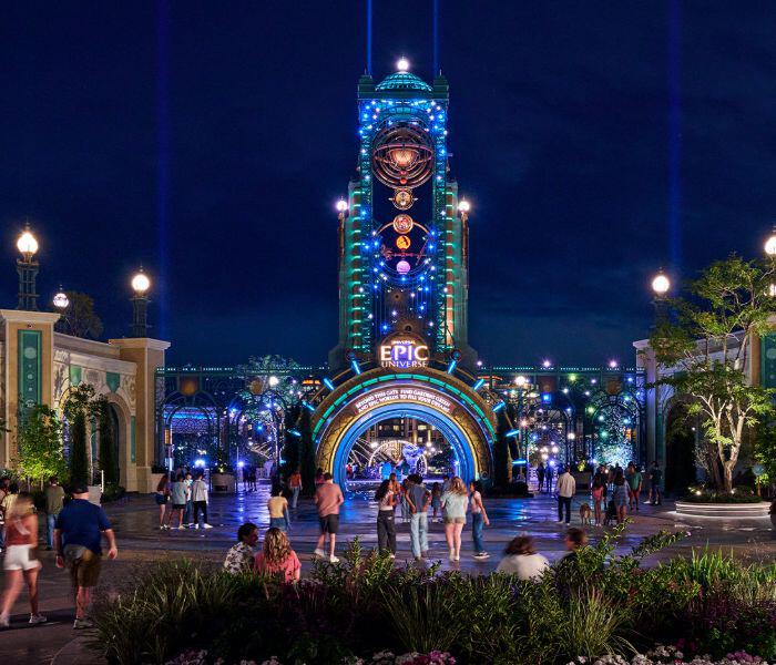Entrada a Universal Epic Universe por la noche